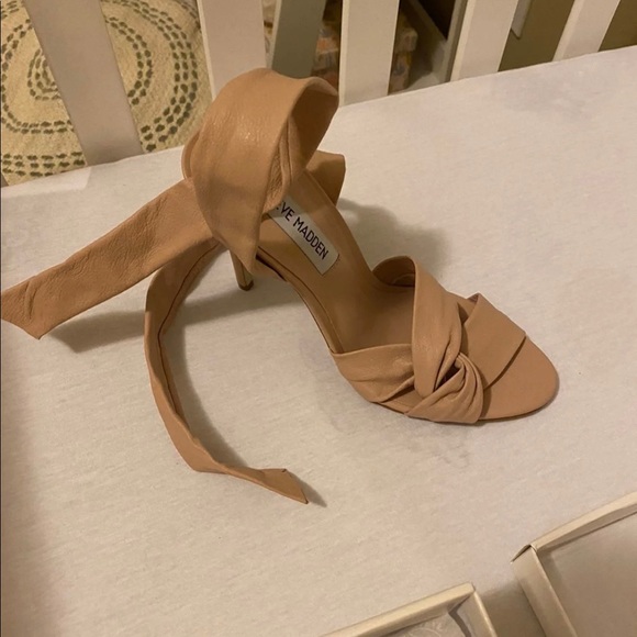 Brand new! Beautiful Steve Madden tie up heels - Picture 3 of 5